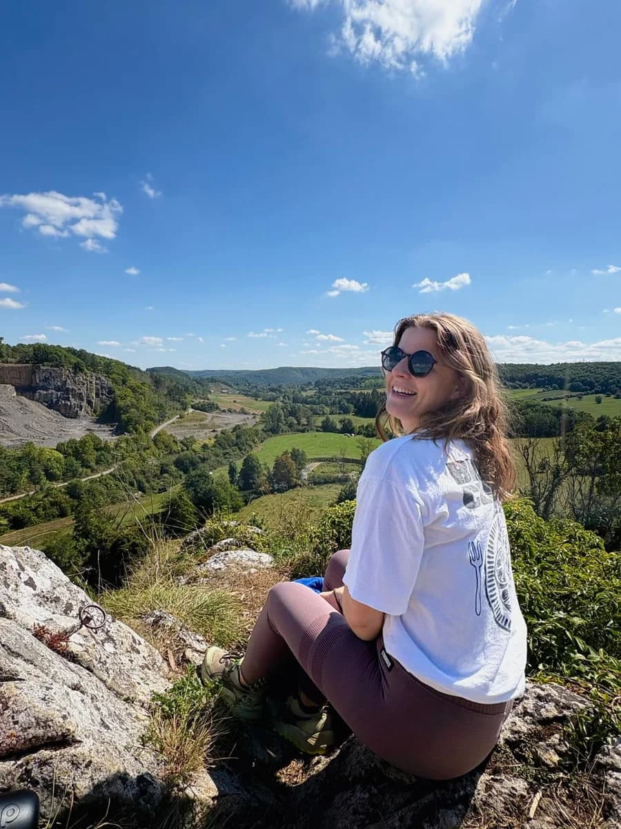 Axelle in de bergen, uitkijkend over de vallei